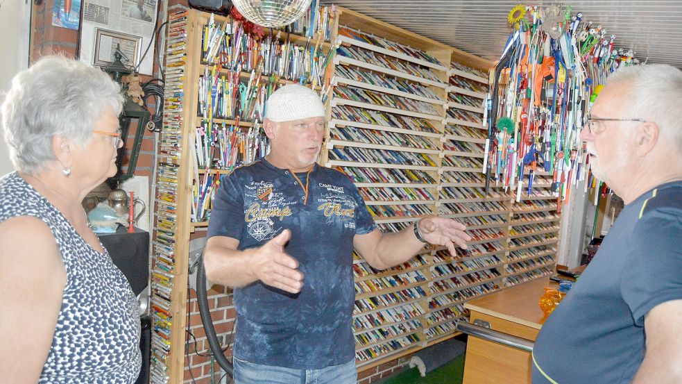 Die Kulisammlung von Gerd Reck (Mitte) sorgte bei den Besuchern für großes Erstaunen. Foto: Weers