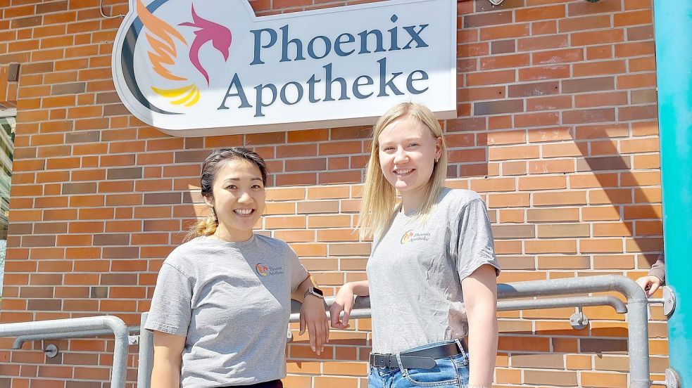 Sissy Khong (links) und Annika Buchholz haben im vergangenen August die Phoenix Apotheke in Hesel übernommen. Foto: Hanssen
