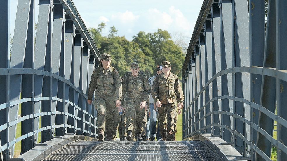 Beim Püntenmarsch geht es auch über die schmale Amdorfer Brücke. Foto: Wolters/Archiv