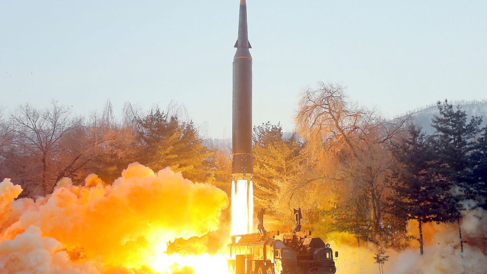 Raketentest: Die selbst erklärte Atommacht Nordkorea demonstriert immer wieder gern militärische Stärke. Foto: picture alliance/dpa/KCNA