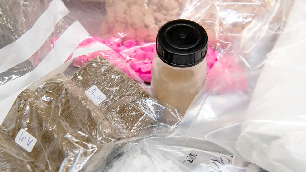 Haschisch (vorne links), Ecstasy (oben); Heroin (Mitte), Kokain (rechts) und Crystal. In Berlin können Konsumenten diese Drogen auf Ihre Zusammensetzung prüfen lassen Foto: dpa/Sven Hoppe