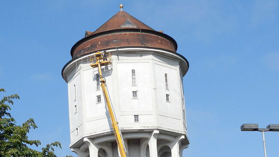 Auch die Turmspitze wurde in den vergangenen Tagen mit Netzen verhüllt. Foto: F. Doden