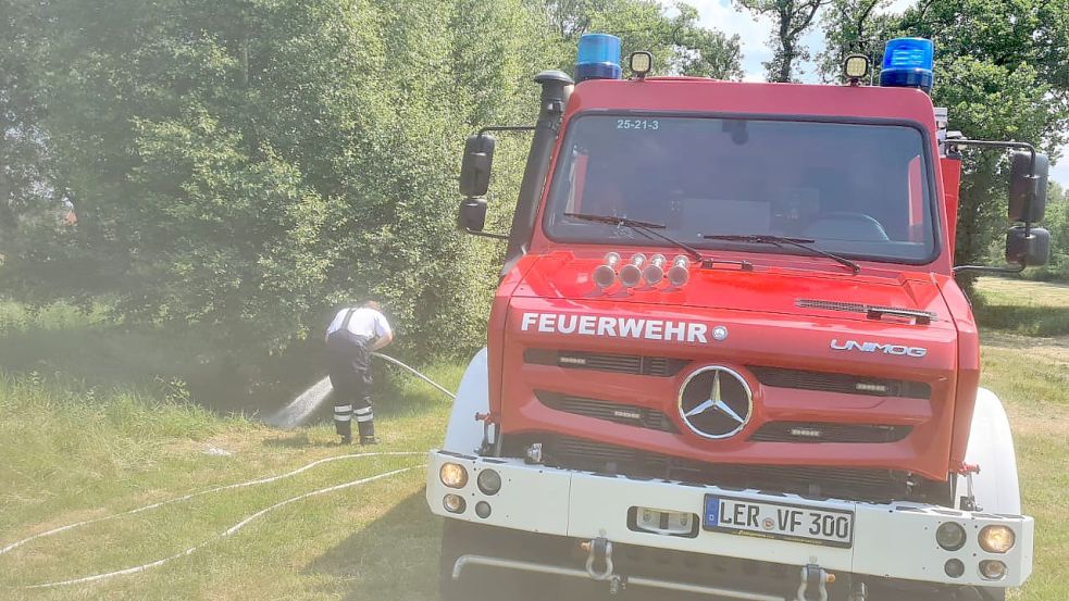 Das Feuer konnte nach Auskunft der Feuerwehr schnell mit Wasser aus dem Tanklöschfahrzeug gelöscht werden. Foto: Feuerwehr Völlenerfehn