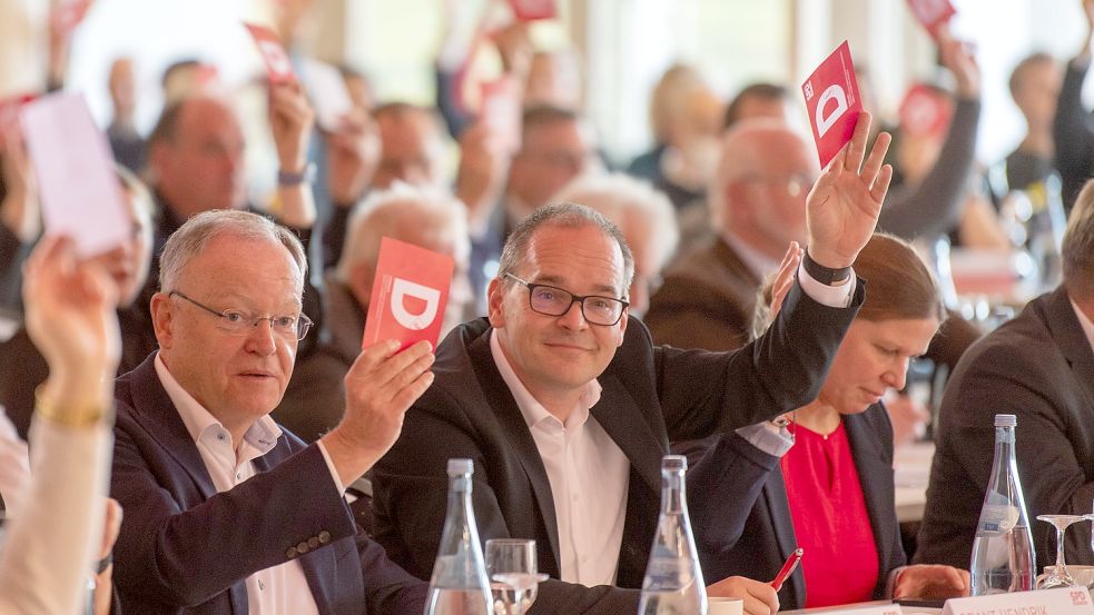 Stephan Weil (links), hier auf einem außerordentlichen Landesparteitag der SPD im November 2022, kandidiert erneut als Vorsitzender. Foto: Mirgeler/dpa