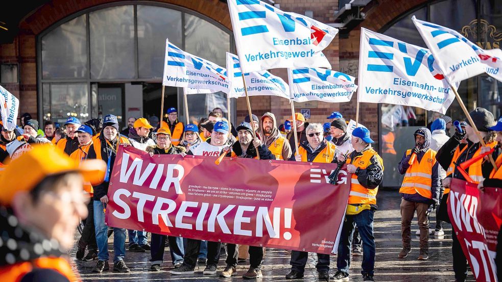 Warnstreik: Demonstranten der Eisenbahn- und Verkehrsgewerkschaft (EVG) stehen mit Plakaten vor dem Hauptbahnhof. Foto: dpa/Sina Schuldt