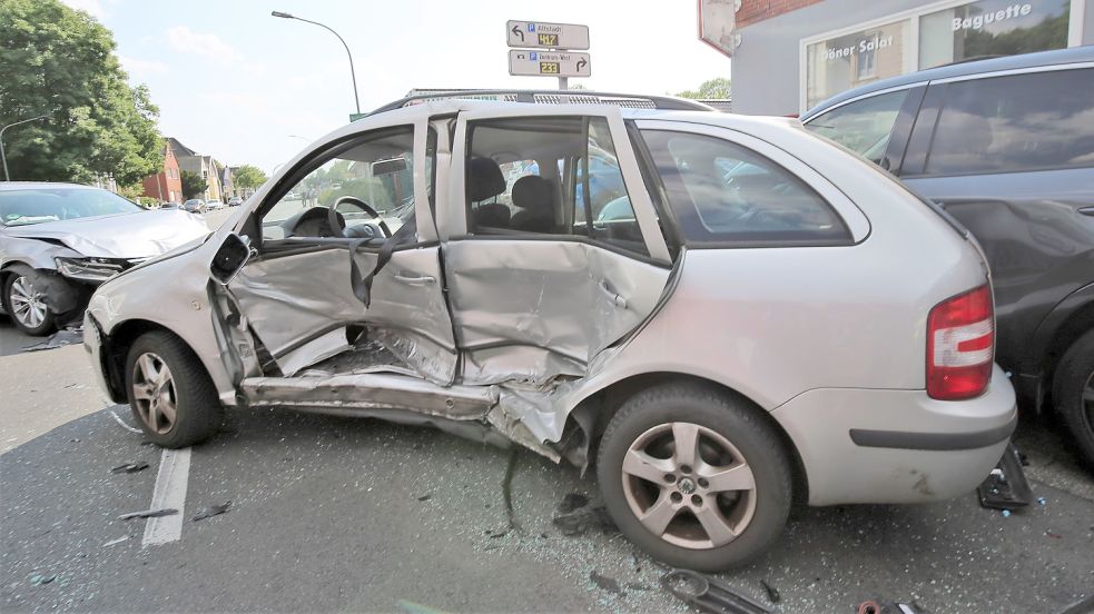 Der Wagen der Unfallverursacherin wurde erheblich beschädigt, sie konnte sich laut einer Augenzeugin aber selbstständig befreien. Foto: Böning