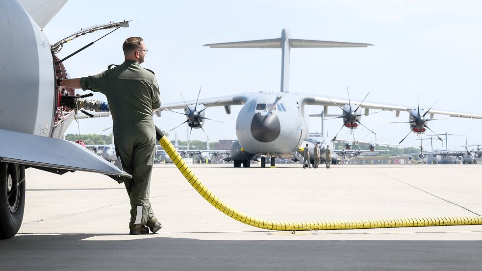 Ein einziger Airbus A400 M fasst bereits bis zu 50.000 Liter Kerosin. Foto: Julian Stratenschulte/dpa