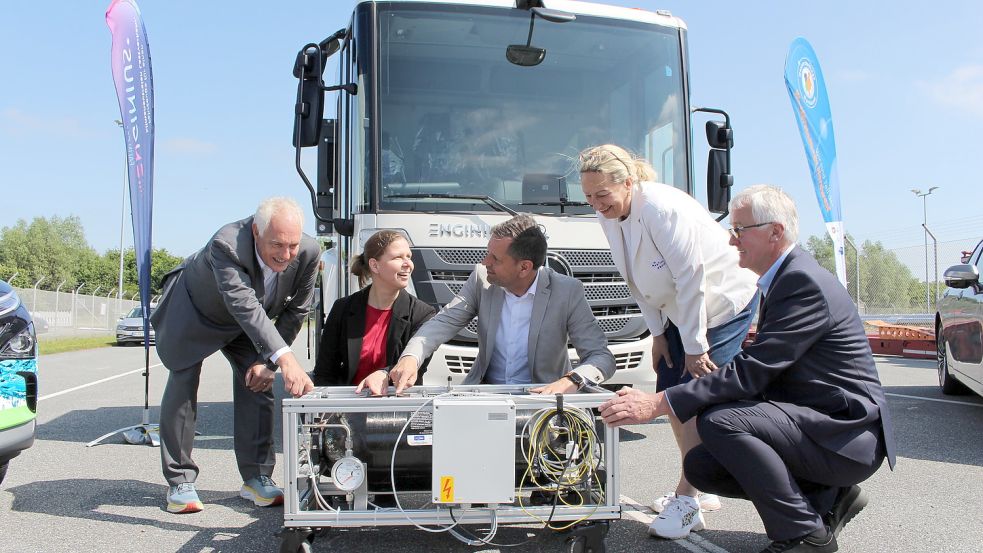 Blick auf einen Wasserstofftank (von links): Peter Hoffmeyer (Metropolregion Nordwest), die beiden SPD-Landesminister Wiebke Osigus und Olaf Lies, Martina Kruse (Wirtschaftsförderung Emsland) und Theo Eilers (IHK für Ostfriesland und Papenburg). Foto: Oltmanns