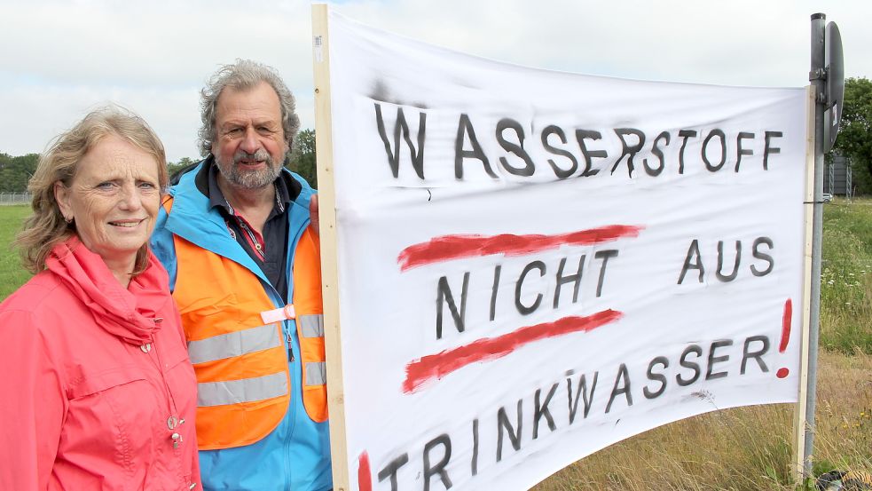 Beate und Herbert Neugebauer aus Neustadtgödens treibt der Umgang mit Wasser um. Sie kamen mit einem Plakat zu den Wasserstofftagen nach Etzel. Foto: Oltmanns