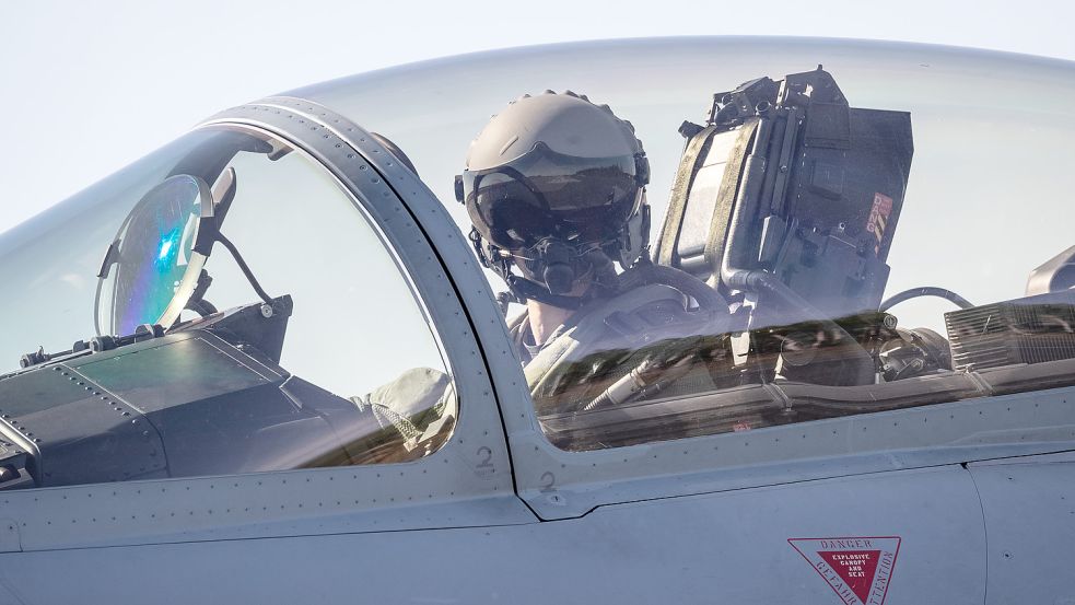 Ein Eurofighter-Pilot im Cockpit. Foto: Bundeswehr/Schmidt