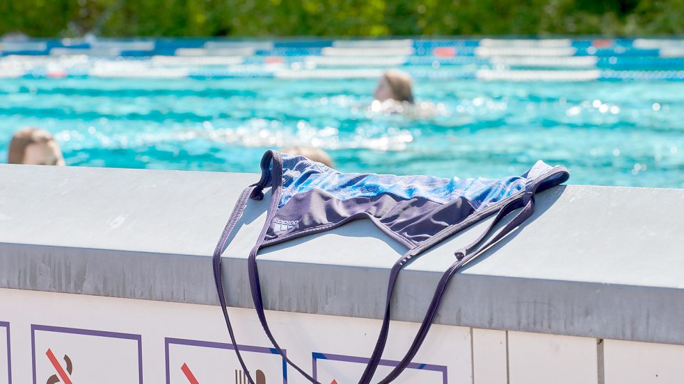 Frauen müssen auch in Zukunft ihr Oberteil beim Schwimmen oder Sonnenbaden im Plytje anbehalten. Symbolfoto: Riedl/dpa