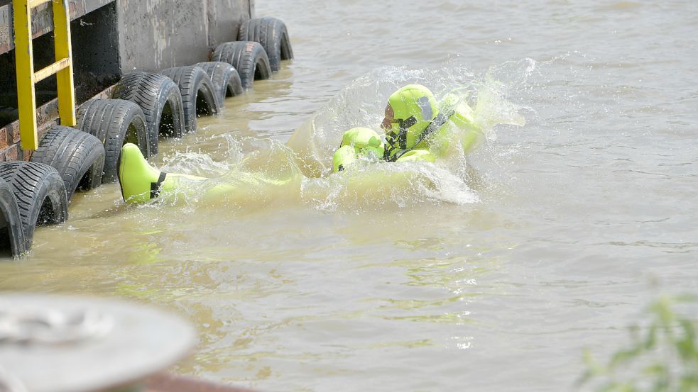 Aus mehreren Metern Höhe sprangen die angehenden Seeleute ins Hafenbecken. Foto: Ortgies