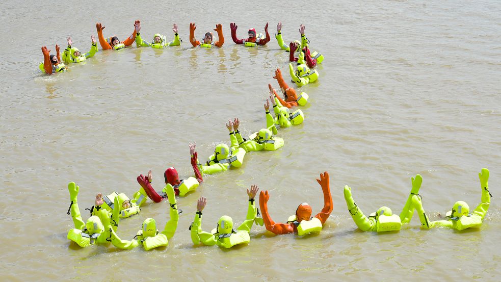Die Teilnehmer formten im Wasser erst die Zahl 2. Foto: Ortgies