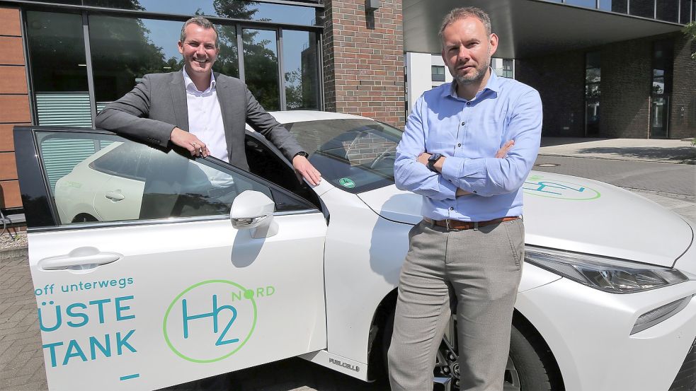 Terravent Geschäftsführer Jens Rötteken (links) und Projektentwickler Eugen Firus vor einem Wasserstoff-Fahrzeug. Stünde es nicht drauf, könnte man es von anderen modernen Autos kaum unterscheiden. Foto: Böning