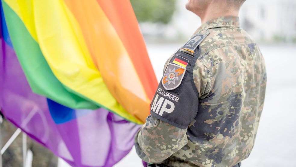 Die jahrzehntelange Diskriminierung homosexueller Soldaten endete erst im Jahr 2000. Seit 2021 gibt es die Möglichkeit auf Rehabilitierung und Entschädigung. Foto: Bundeswehr/Tom Twardy