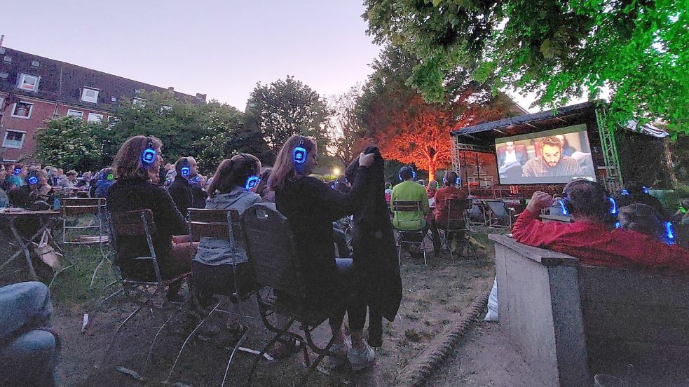 Zum ersten Mal gab es in einer Kooperation von Filmfest und Kultursommer ein Open-Air-Kino am Stephansplatz. Die besten Kurzfilme aus den vergangenen 15 Jahren Festival wurden gezeigt. Das kam gut an. Foto: Hanssen