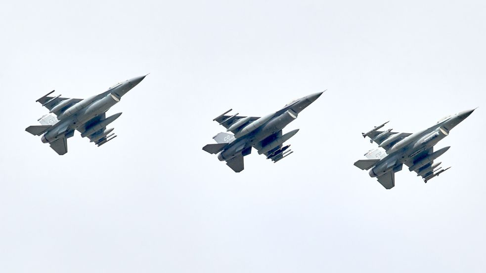 Sieben Maschinen landeten bereits vergangene Woche auf dem Flugfeld des Taktischen Luftwaffengeschwader 51 – zum Beispiel diese drei F-16. Foto: Wendt/DPA