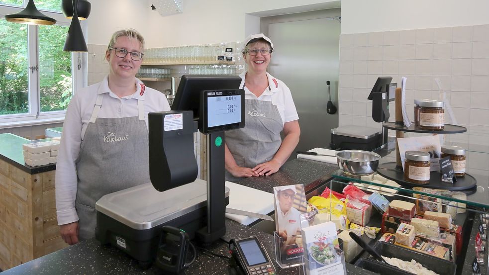 Birgit Fleßner (links) und Edda Scheil sind glücklich mit dem Arbeitsplatz im ehemaligen Zuhause der Molkerei-Familie. Foto: Böning