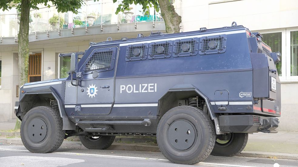 Der Panzerwagen „Survivor“ der Hamburger Polizei: Das schwere Geschoss setzten die Beamten bei einer Razzia gegen Mitglieder einer Diebesbande in Fredenbeck (Landkreis Stade) an. Foto: imago images/Björn Trotzki