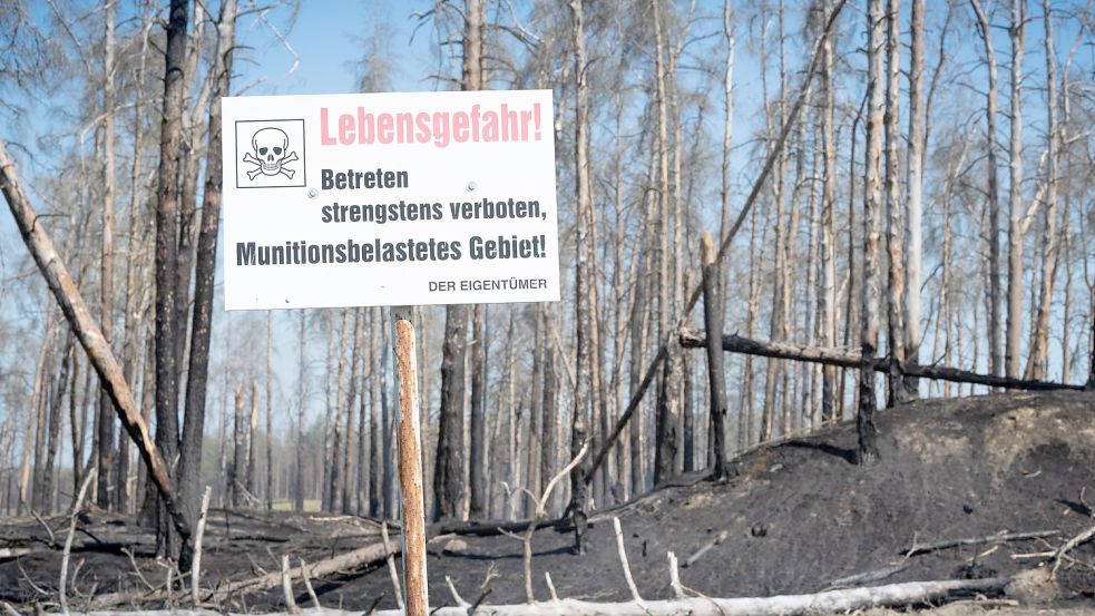 Die Lage beim Waldbrand in Lübtheen entspannt sich weiter. Das Feuer gilt formal als gelöscht. Foto: Volker Bohlmann