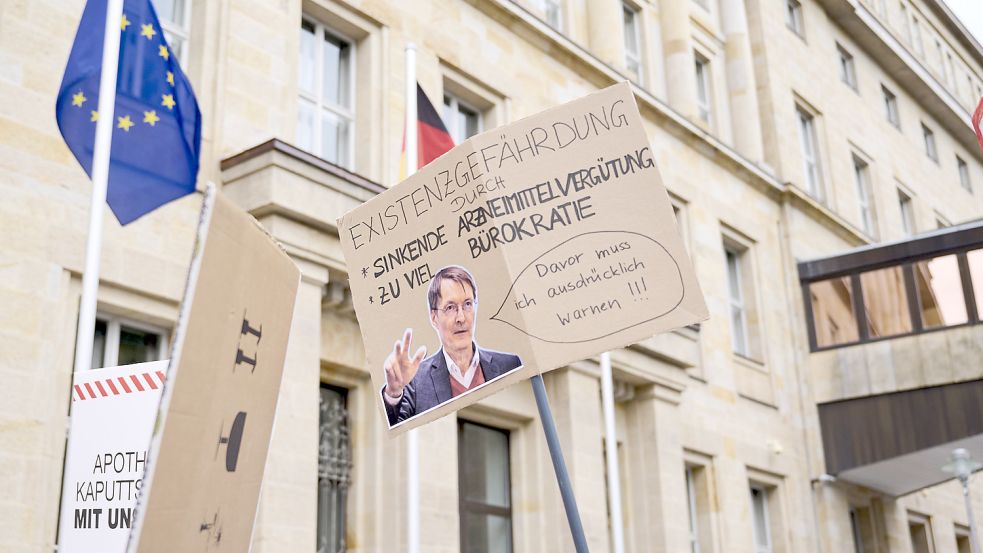 Am Mittwoch demonstrierten bundesweit viele Apotheker - auch in Berlin. Foto: dpa/Annette Riedl