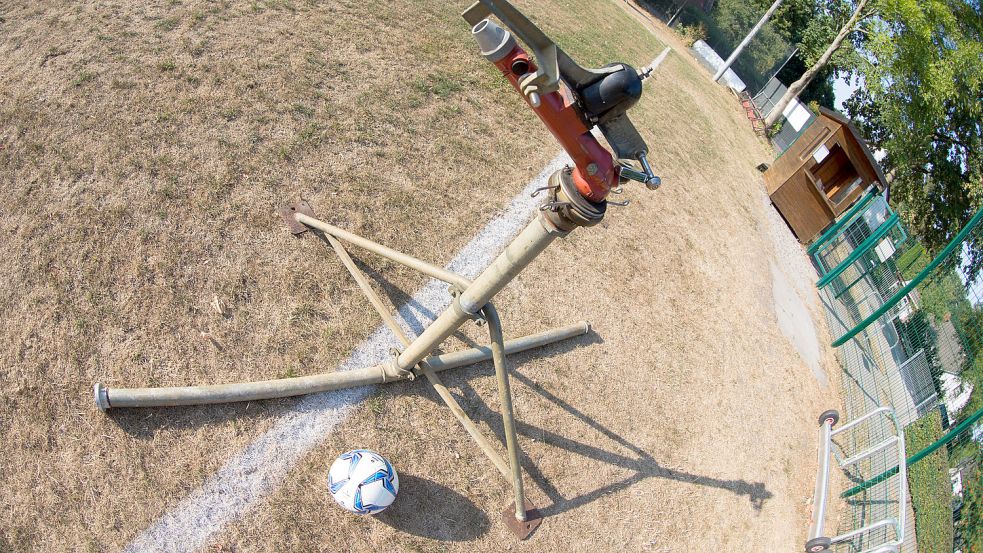 Extrem trockene Sommer gab es bereits. Vor einigen Jahren wurden auch Sportstätten gesperrt – 2018 beispielsweise der Platz des SV Wallinghausen (Foto). Archivfoto: Doden