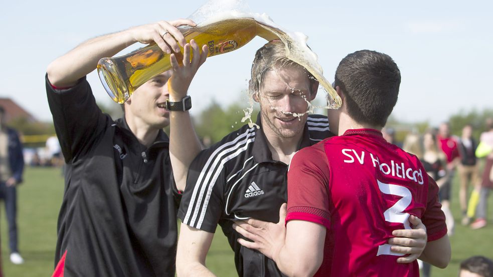 Nach den Aufstiegen gab es auch mal die eine oder andere Bierdusche. Das Bild entstand nach der A-Klassen-Meisterschaft im Mai 2017. Archivfoto: Doden/Emden
