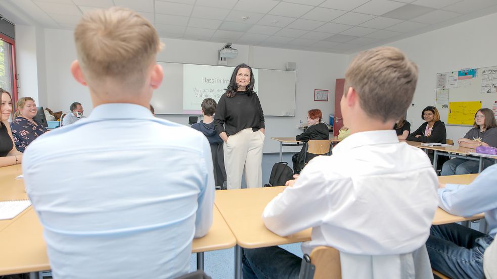 In Weener und Uplengen sprach Gitta Connemann mit Schülerinnen und Schülern. Foto: Werl/Büro Connemann