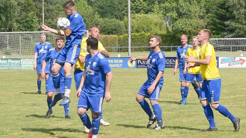 Die SG Egels-Popens (blaue Trikots) verloren nach dem 3:4 gegen den SC Rhauderfehn/Langholt (gelbe Trikots) nun auch gegen die SG RW Emden/Kickers II. Foto: Damm
