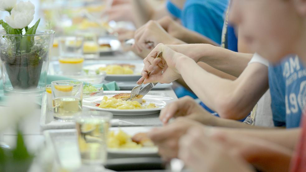 Für neun Ganztagsschulen in Emden gibt es einen neuen (alten) Caterer. Symbolfoto: Franziska Kraufmann/dpa