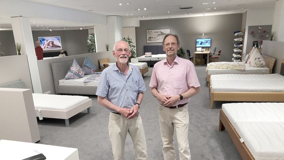 Sie freuen sich über den Abschluss des Umbaus: Die Inhaber Peter Barghoorn (links) und Dirk Barghoorn. Foto: H. Müller