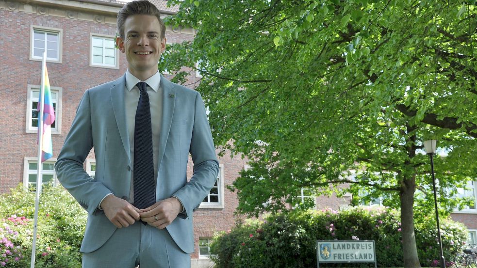 Jannes Wiesner wurde 2021 in den Friesländer Kreistag gewählt. Aufgrund seiner Initiative weht nun vor dem Kreisamt im Juni die Regenbogenfahne als sichtbares Zeichen der Toleranz. Foto: Ullrich
