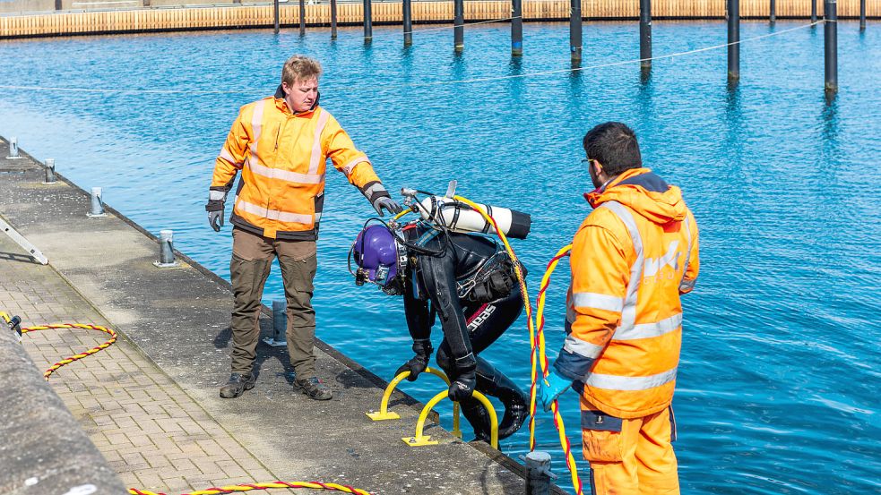 Berufstaucher kontrollieren die Spundwände – wie die Wände im Wasserbau genannt werden – in einem Hafen. Foto: Imago Images/penofoto