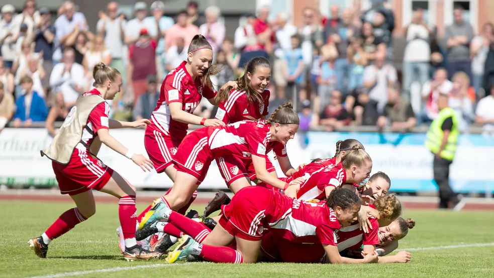 Vor zwei Wochen feierten die Auricherinnen den Triumph nach Elfmeterschießen über Eintracht Frankfurt. Nun steigt in Bergisch Gladbach das Endspiel um die Deutsche Meisterschaft. Foto: Doden