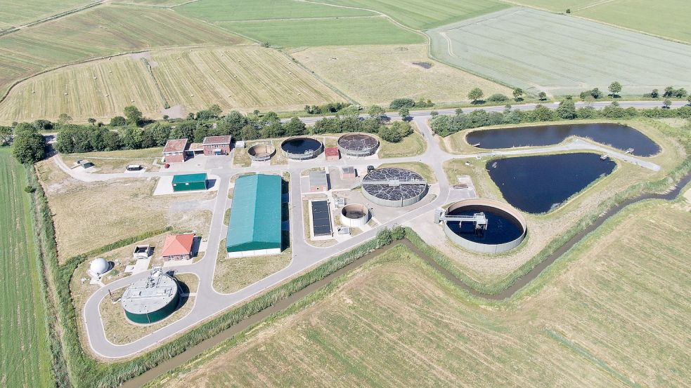 Die nahezu fertiggestellte Zentralkläranlage in Pilsum-Manslagt. Bald wird sie allein für die Klärung von Abwässern aus der Krummhörn zuständig sein. Foto: Hock