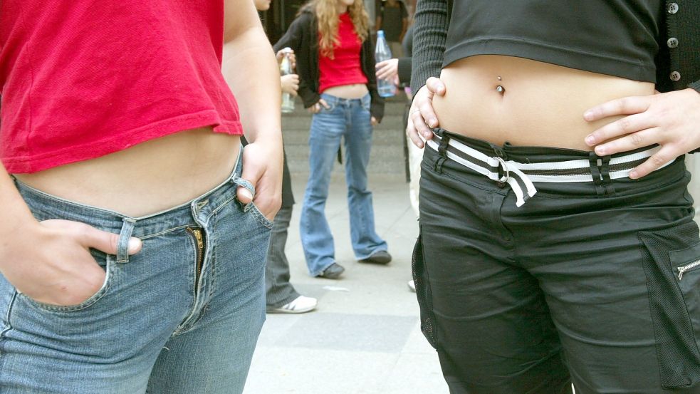 Bauchfreie Oberteile sind an der Schule am Osterfehn in Ostrhauderfehn nicht mehr erlaubt. Archivfoto: picture-alliance / dpa/dpaweb