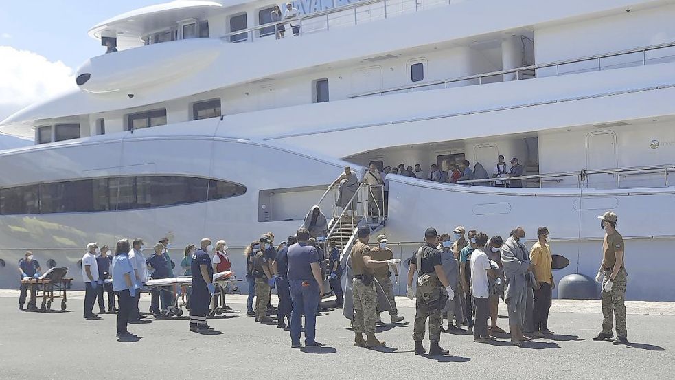 Dutzende Flüchtlinge haben im Hafen von Kalamata die Luxusyacht verlassen. Foto: dpa/www.argolikeseidhseis.gr