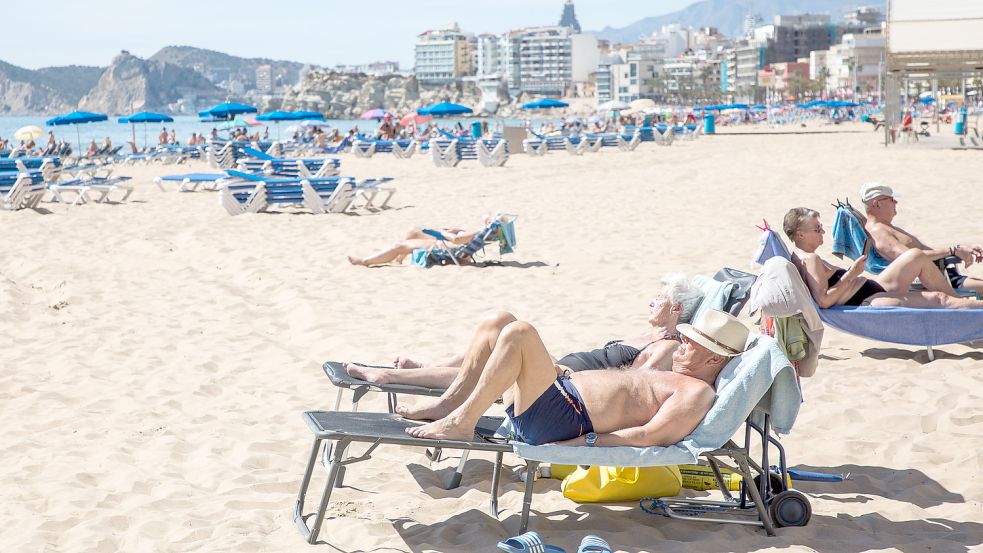 Nach einem Bad im Meer sollte man erneut Sonnencreme auftragen, denn keine Sonnenmilch übersteht das Meerwasser unbeschadet, auch wenn es auf der Packung steht. Foto: dpa/EUROPA PRESS/Joaquín Reina
