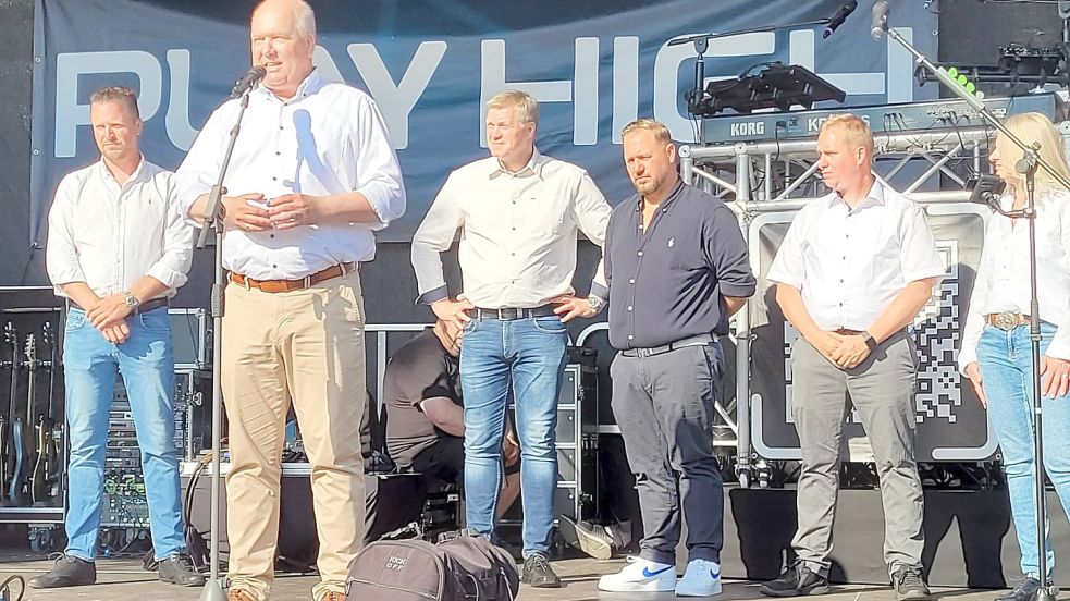 Bürgermeister Claus-Peter Horst (am Mikrofon) eröffnete gemeinsam mit Schaustellern und dem CDU-Landtagsabgeordneten Ulf Thiele (Dritter von links) das Stadtfest. Foto: Wolters