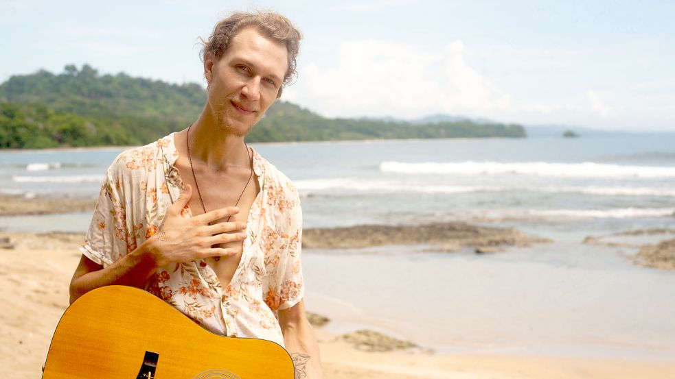 Hat das Büro gegen den Strand und den Schreibtisch gegen die Gitarre ausgetauscht: Der aus Emden stammende Maxim Kahlert, der sich als Musiker Maxim Marlo nennt und nun in Costa Rica lebt. Foto: Privat