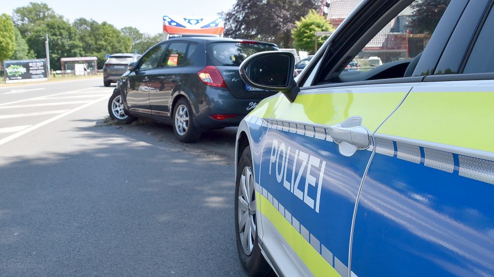 Nach einem Unfall in Marienheil war die Fahrspur der B 438 in Richtung Rhauderfehn gesperrt. Im Einsatz waren die Polizei und der Rettungsdienst. Foto: Ammermann