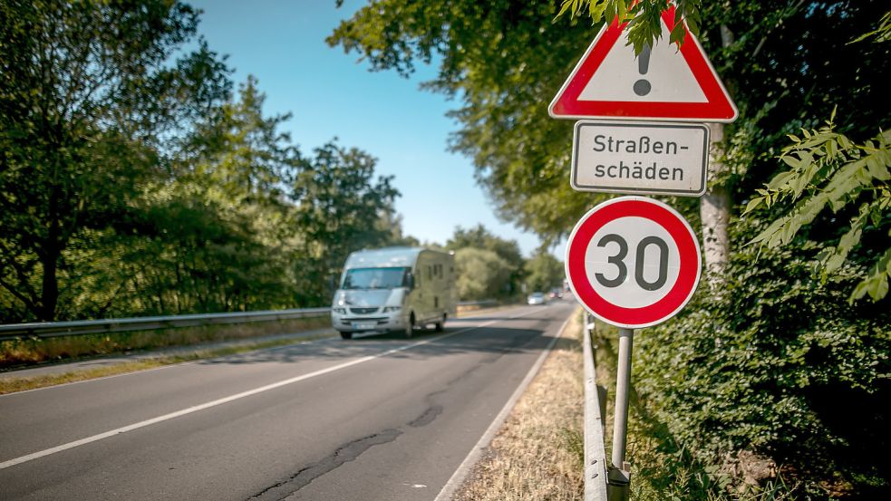 Auf der Brücke übers Fehntjer Tief im Timmeler Ortsausgang beginnt der etwa 200 Meter lange Tempo-30-Abschnitt in Fahrtrichtung Hatshausen. Fotos: Cordsen