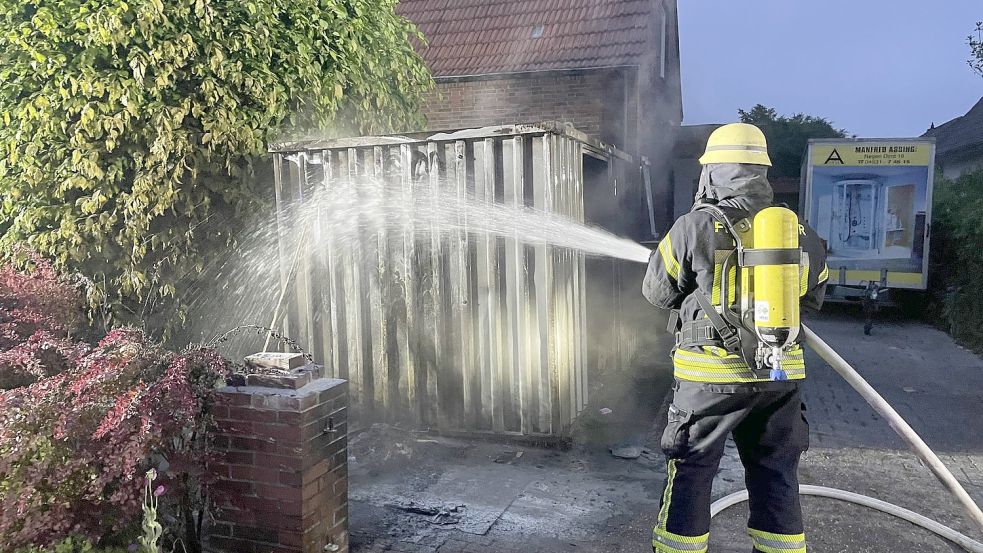 In dem Container verbrannten diverse Werkzeuge und Baumaterialien. Foto: Feuerwehr