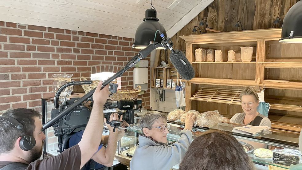 Das Kamera-Team war ganz nah dran, wenn Bettina Ubben in der Warfbäckerei ihr Brot verkaufte.