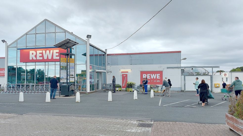 Als der Rewe-Markt im vergangenen Juli eröffnet wurde, standen schon früh am Eröffnungstag die Kundinnen und Kunden Schlange. Es ist der erste Standort der Kette in Ostfriesland. Foto: Hanssen/Archiv