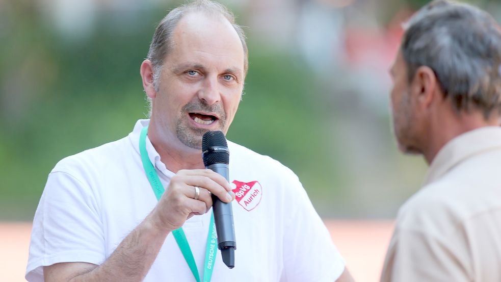 Aurichs Vereinsvorsitzender Werner Hoffmann betonte in der Halbzeitpause des Finals, wie bemerkenswert der erfolgreiche Weg der U17 der SpVg ist. Foto: Doden, Emden