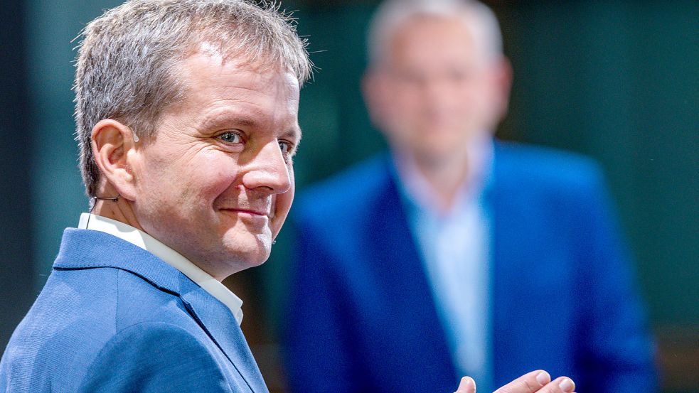 Dr. Rico Badenschier (SPD) gewinnt die Wahl gegen Leif-Erik Holm (AfD) in Schwerin Foto: Jens Büttner/dpa