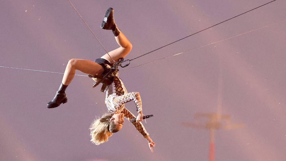 Reicht Singen alleine nicht mehr? Halsbrecherische Nummern am Trapez gehören inzwischen fest zu den Shows von Sängerin Helene Fischer. Foto: Monn/Imago Images