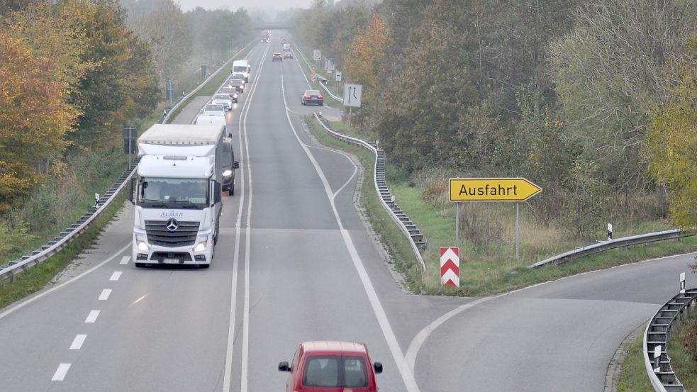 Die Bundesstraße 210 bekommt im Bereich der Auffahrt Jever-Ost in Fahrtrichtung Wittmund einen zusätzlichen Fahrstreifen. Verkehrsteilnehmer wie das dunkle Auto im oberen rechten Bereich müssen zunächst auf der rechten Spur bleiben, da die Linie zum bestehenden Fahrsteifen durchgezogen ist. Foto: Ullrich/Archiv