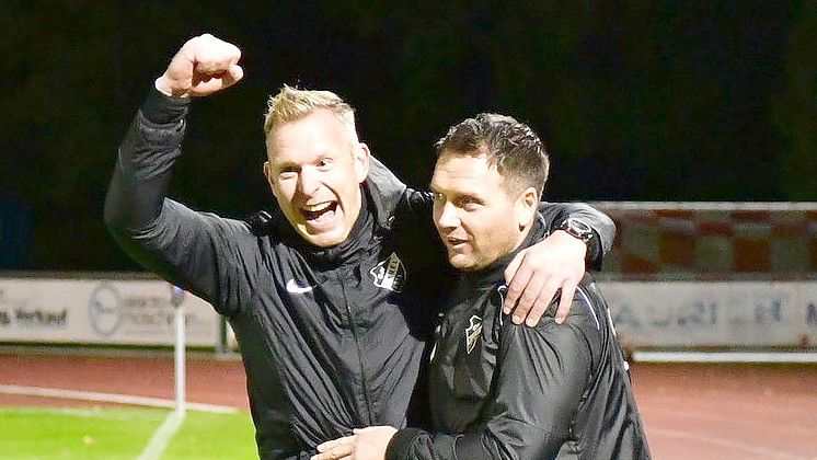 Ralf Potthoff (links) jubelt künftig für Jeddeloh. Hier ein Archivbild zusammen mit Firrels Trainer Bernd Grotlüschen. Foto: Damm